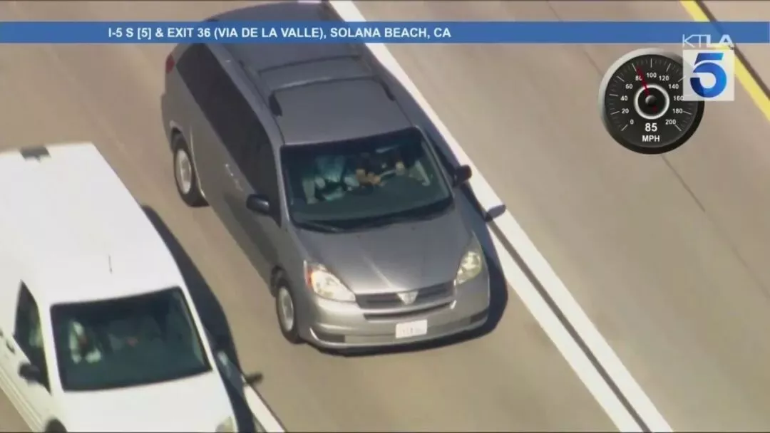 LA警匪追逐战 警车直升机竟把嫌犯“护送”到墨西哥…