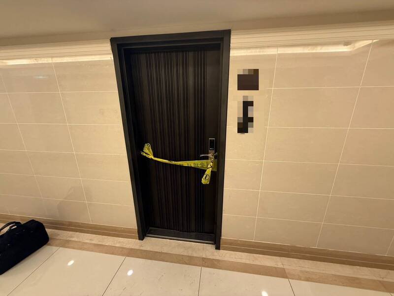 新北市三重一处豪宅传出陈男因老母亲千万积蓄被姊、妹信托，却被蒙在鼓里，愤而持刀杀死胞姊、刺伤胞妹、妻子，死者今头七，陈家仍一片哀凄；图为案发现场。（记者吴仁捷翻摄）