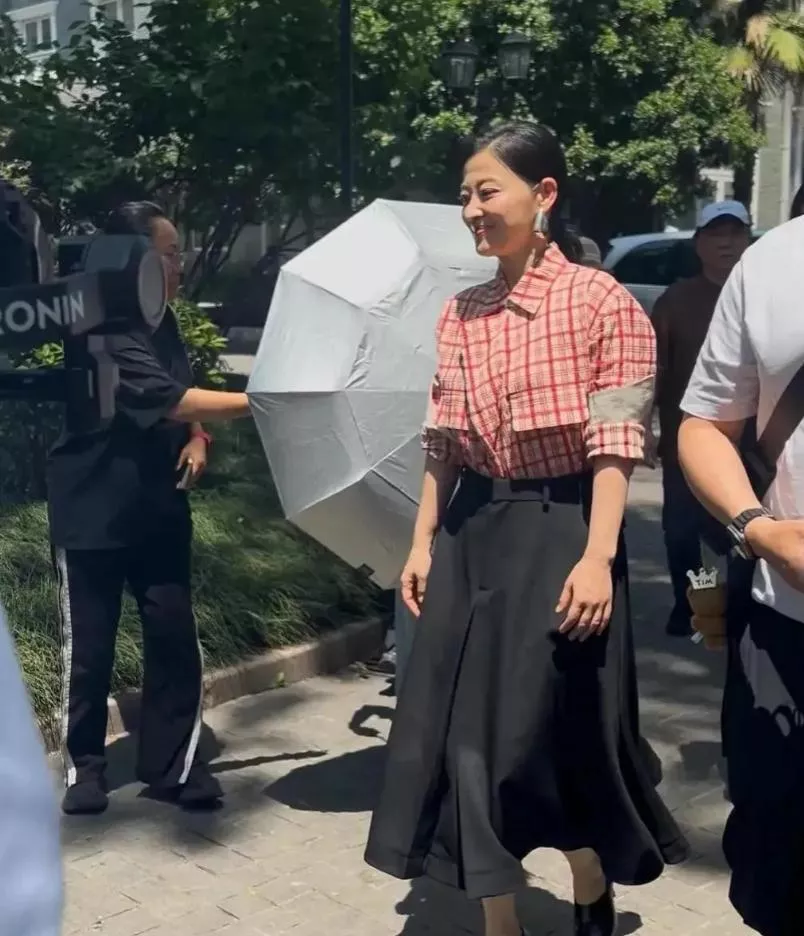 50岁梅婷南京被偶遇,路人视角难以言喻