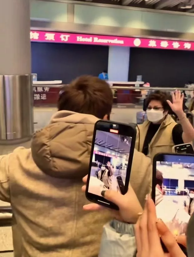 陈伟霆爱人北京豪宅晒照,何穗产后腰细身瘦