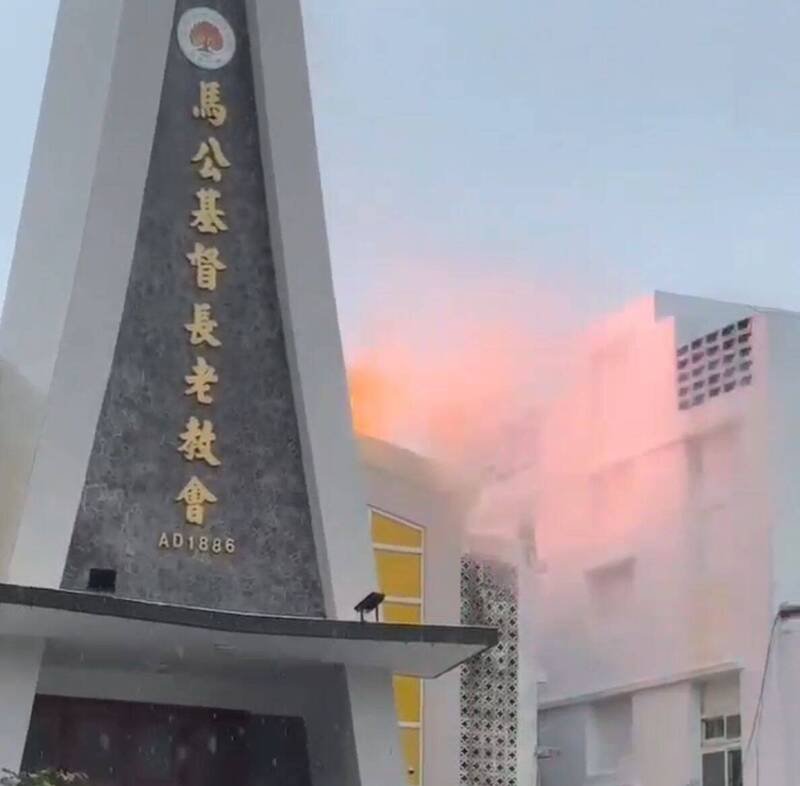 马公基督教长老教会，台风天突传爆炸声响及火光四射。（澎湖交通观察日志提供）