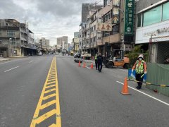 堆高机马路上回转!机车闪避不及撞上牙叉 惊悚影像曝光