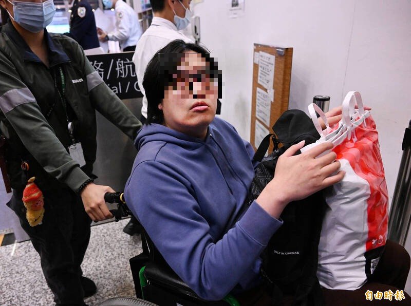 陈男（坐轮椅者）声称只是转发Threads贴文，正常人都看得出是反串文，会把它当真的人是脑子有问题。（记者朱沛雄摄）