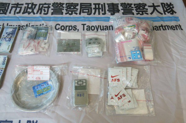 警方破获以沈男为首的贩毒集团，查扣K他命、咖啡包、现金等证物，李姓成员才刺完「天官赐福」就被逮。（记者郑淑婷翻摄）