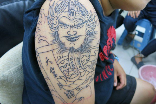 警方破获以沈男为首的贩毒集团，查扣K他命、咖啡包、现金等证物，李姓成员才刺完「天官赐福」就被逮。（记者郑淑婷翻摄）