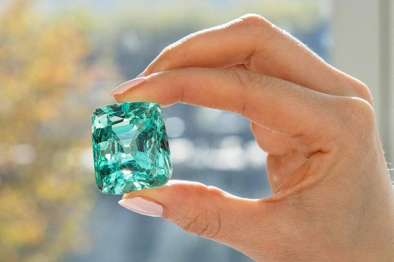 据传拿破仑曾在1804年的加冕典礼上佩戴过的一颗绿柱石，最终以83.8万瑞士法郎（约新台币3264万）落槌。 （法新社）