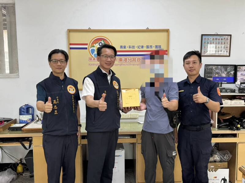 警局长甘炎民前来颁发礼盒。（警方提供）