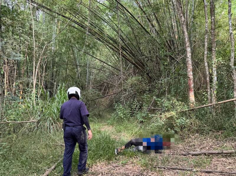 警消在田寮牛寮溪一处山林，找到气力用尽、倒地不起的郑男。（警方提供）