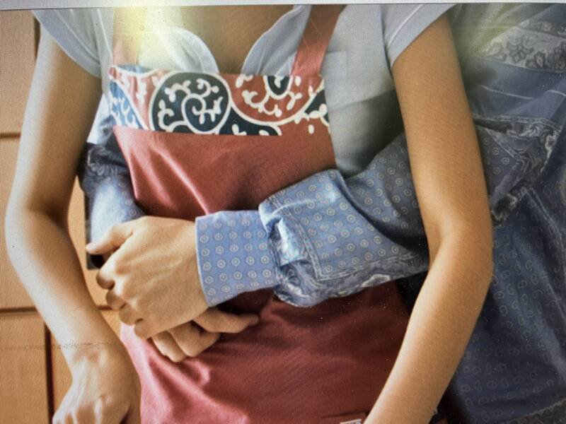 人妻于自家厨房监视器画面，发现录到女子和老公亲密拥抱调情，怒告求偿。（情境照）