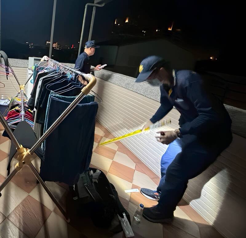 警方在刘家阳台采集相关事证。（记者黄佳琳翻摄）