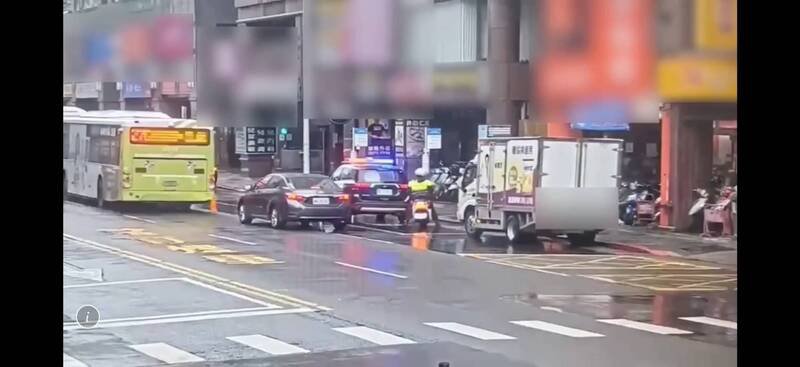 警方据报台北市八德路街头有人持械，派员赶抵处理。（记者邱俊福翻摄）