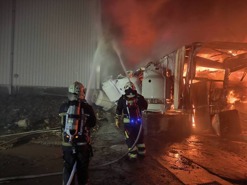 新竹县新丰乡台15线附近的1栋家具店的铁皮仓库，下午近5点发生火警，救灾人员出3水线射水全力灌救中。（新竹县消防局提供）