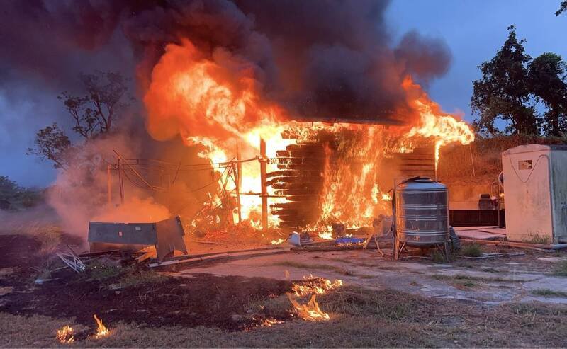 木屋不明原因窜出熊熊大火，付之一炬。（民众提供）