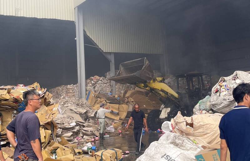 铲装机传火警冒烟,周边都是回收物。(民众提供) 铲装机传火警冒烟,周边都是回收物。(民众提供)