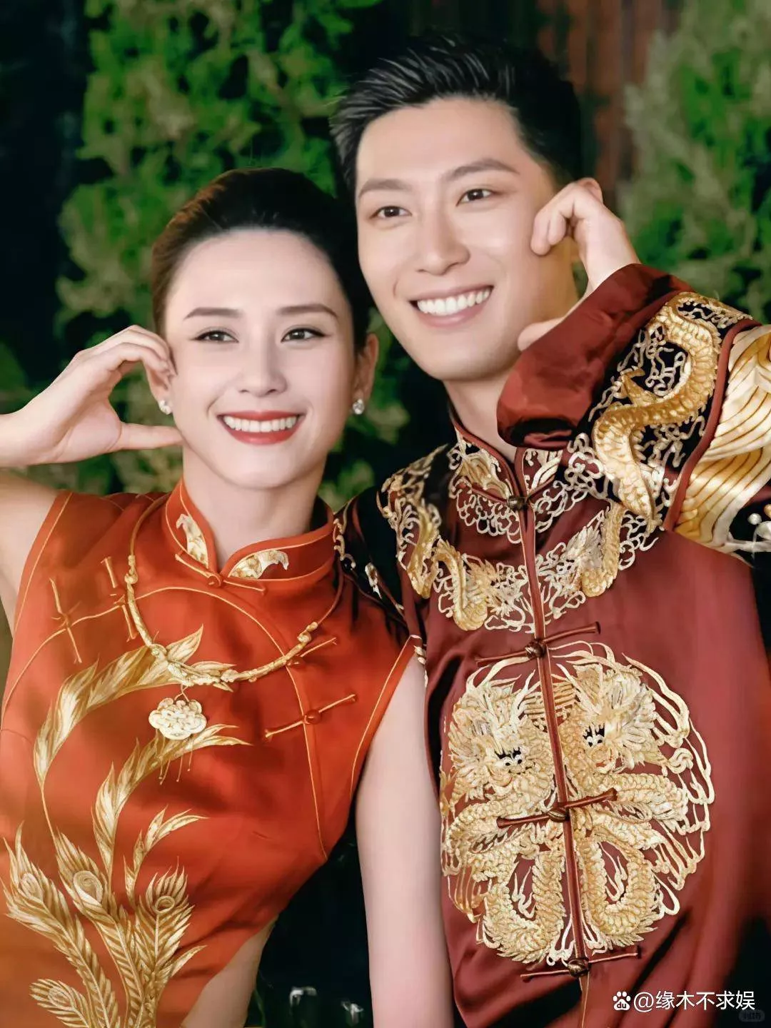 窦骁、何超莲跑澳洲约会，餐厅接吻放得开