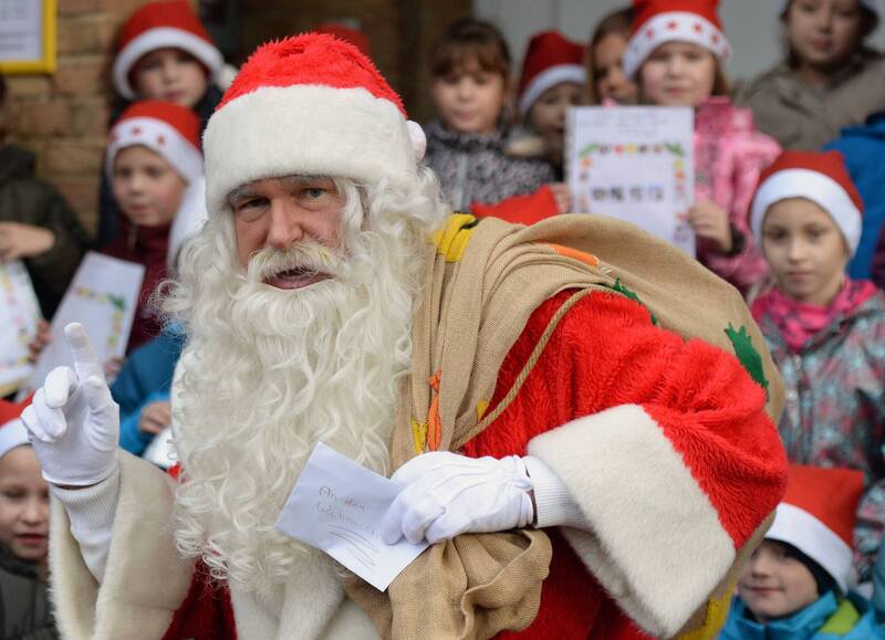 留著白色大胡子、身穿红衣服，并在耶诞节乘坐驯鹿飞天雪橇到处送礼物的「耶诞老人」，是许多孩童的重要童年回忆与信仰。（资料照，法新社）

