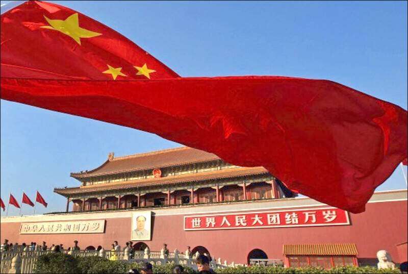 自美国总统川普今年1月重返白宫以来，很多人批批评美国正慢慢变得更像中国，因为在许多领域都看到「国家控制」的影子。但「华尔街日报」首席中国记者魏玲灵直言，美国并没有越来越像中国。（彭博档案照）