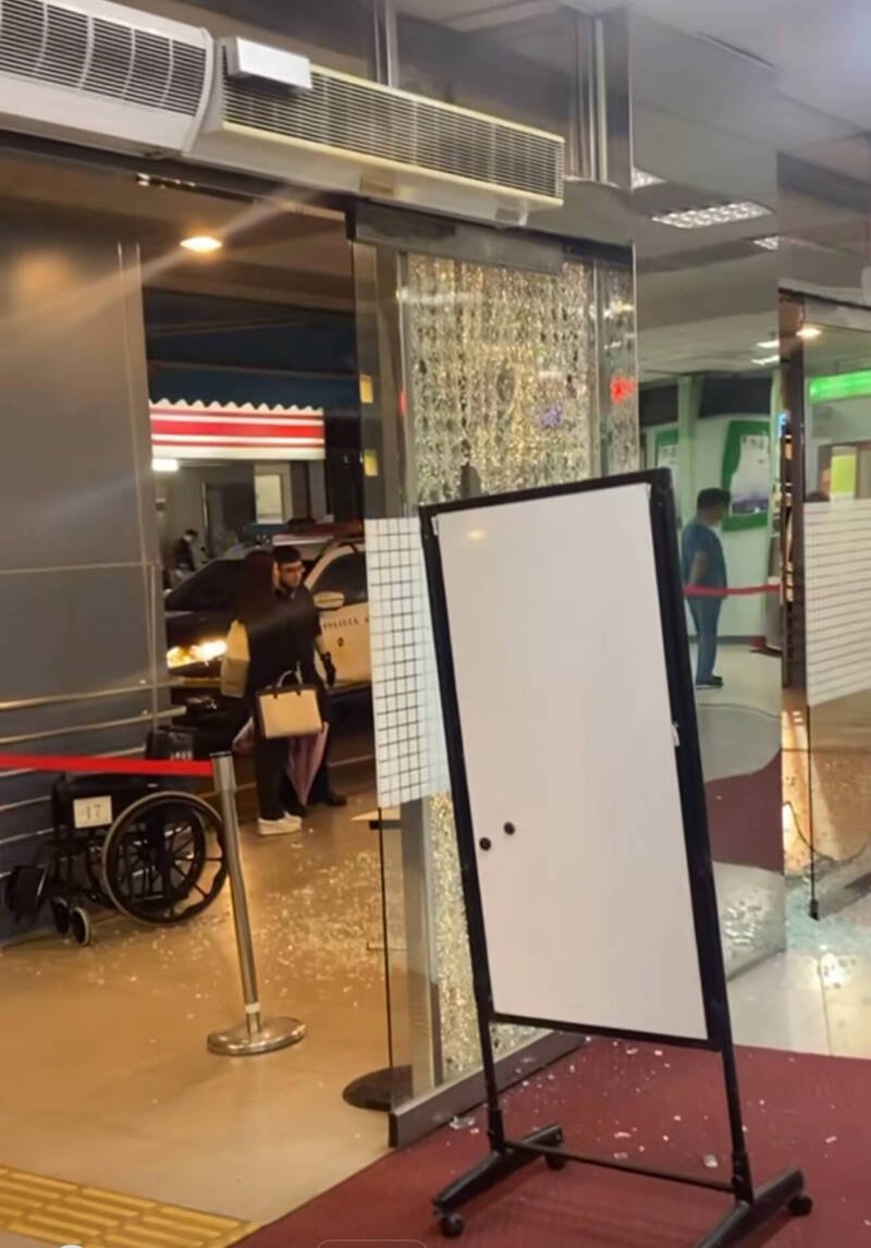 台中澄清医院平等院区今晚遭人砸破玻璃大门。（翻摄自threads）