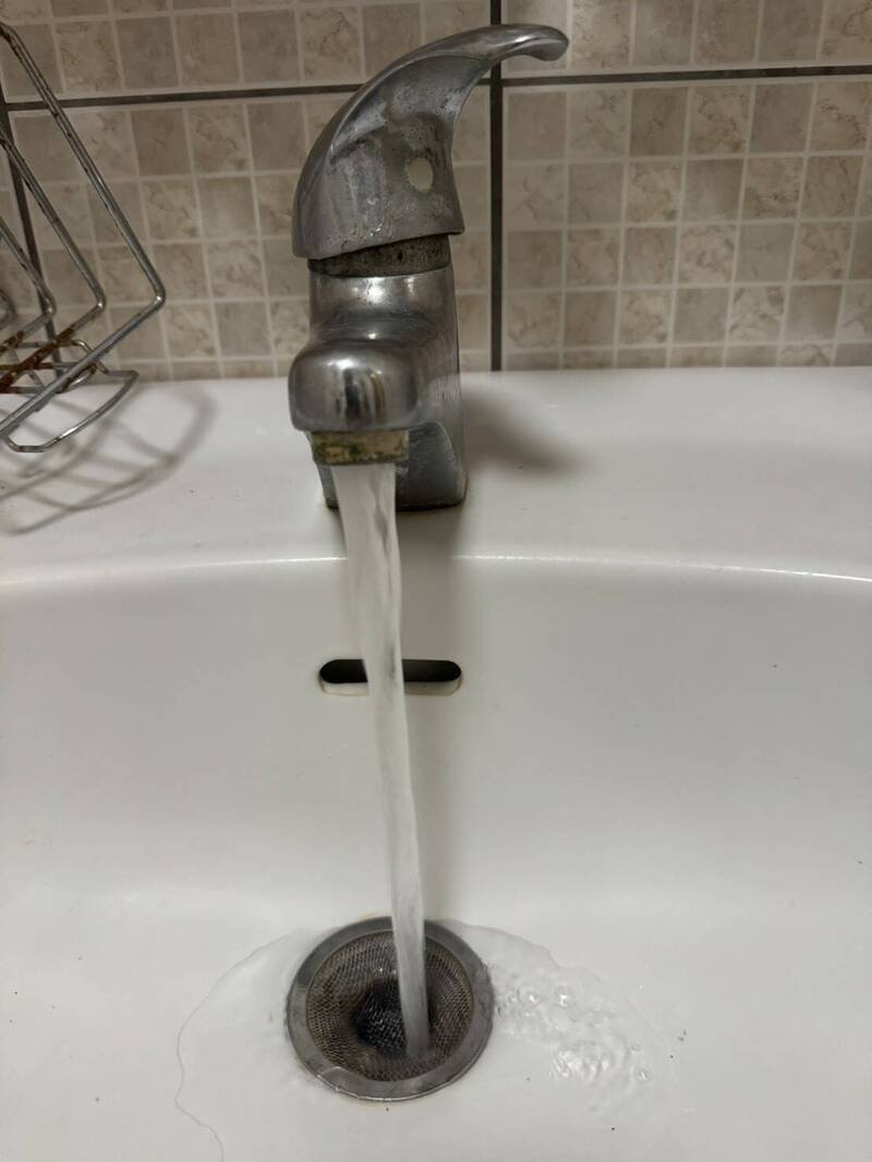 因用水量异常水公司前往查看未果，会同警方才惊见曾妇已陈尸屋内死亡多时。（示意图）