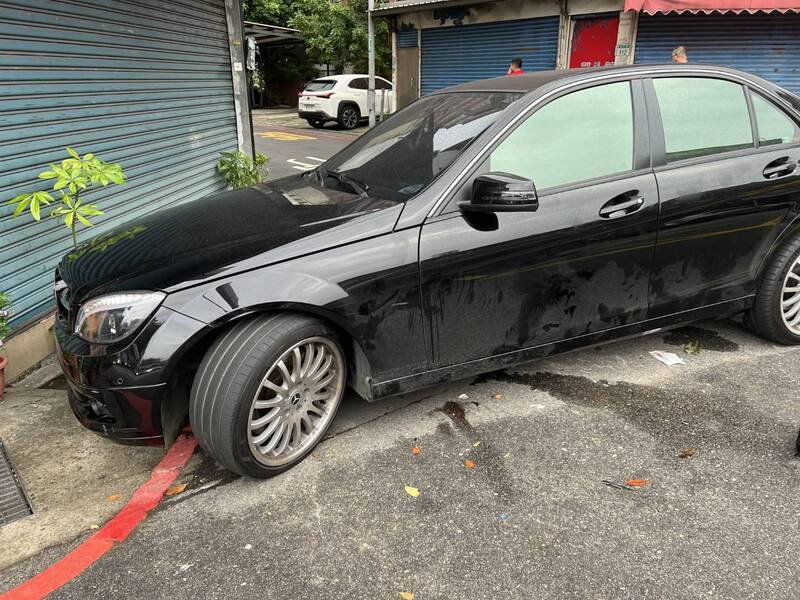 戴姓骑士受伤倒地后被压在车子底下，救护人员使用千斤顶才将戴姓机车骑士救出，但戴已经没有生命现象。（警方提供）