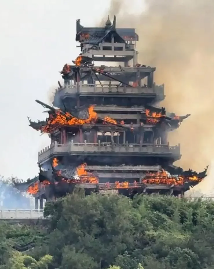 “南朝四百八十寺”之永庆寺起火楼阁仅剩框架 官方:仿古建
