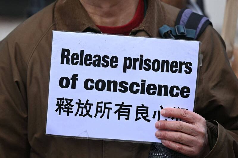 一份跨国民调显示，西方9国的近半选民认为民主制度已崩溃。图为11月初在中国驻英国大使馆外的抗议活动。（法新社）