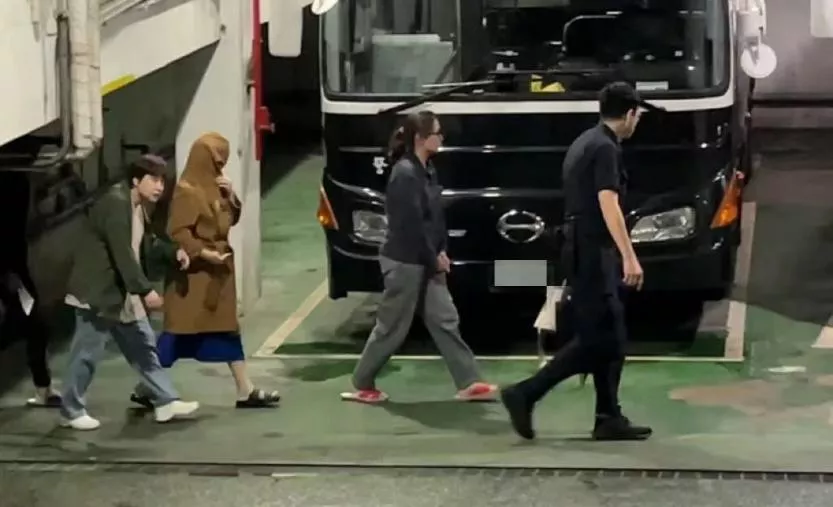 上囚车画面曝光！ 火锅店老板沦为诈骗集团洗钱头目