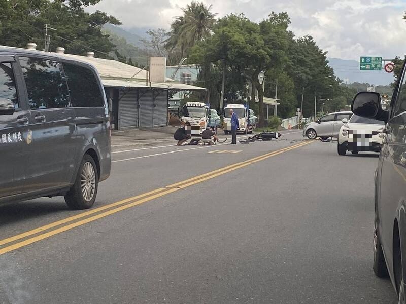 机车与同方向自小客相撞后倒地，所有车辆绕道而行。（民众提供）