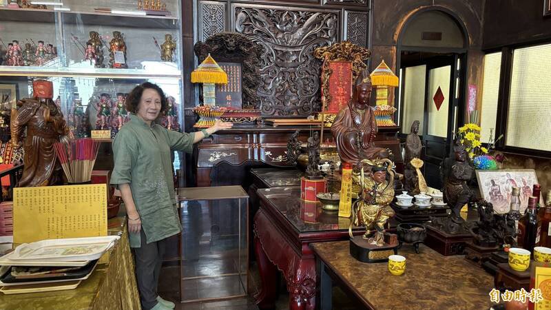 卯兔星君的神位空空，九龙太子宫主委吴金燕对神像被偷感到痛心。（记者杨金城摄）