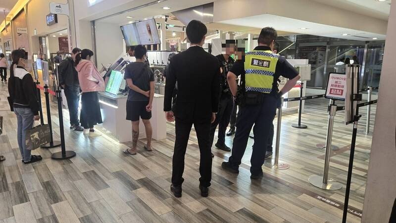 男子怀疑女友与他人用餐，到南纺汉堡王报案要求警方调阅监视器，员警说明不涉刑案无权调阅，劝离后结案。（记者王捷摄）