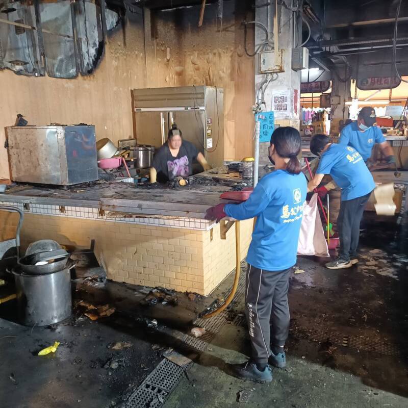 马公市公所市场管理所员工出动，协助摊商整理环境。（马公市公所提供）