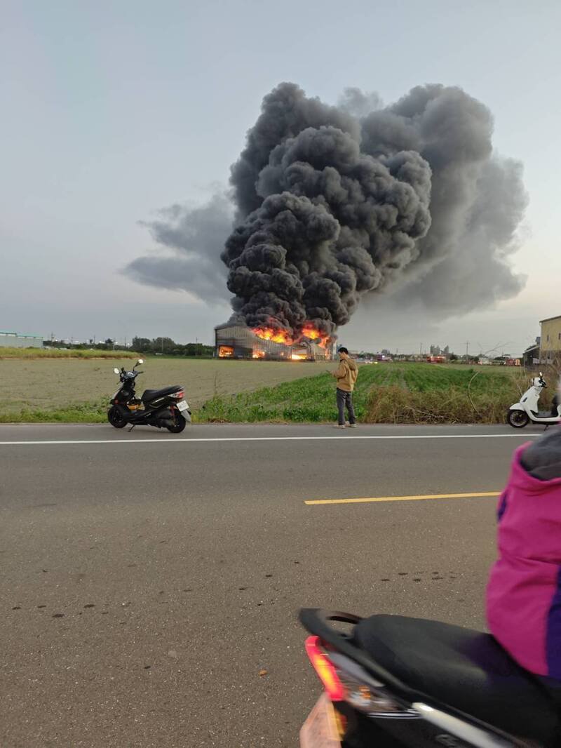 台南安定区中荣里工厂火警，包括安定、永康、安南区及新市等4区空气品质恐受影响。（读者提供）