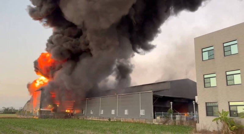 台南安定区中荣里工厂火警，浓烟窜天。（读者提供）