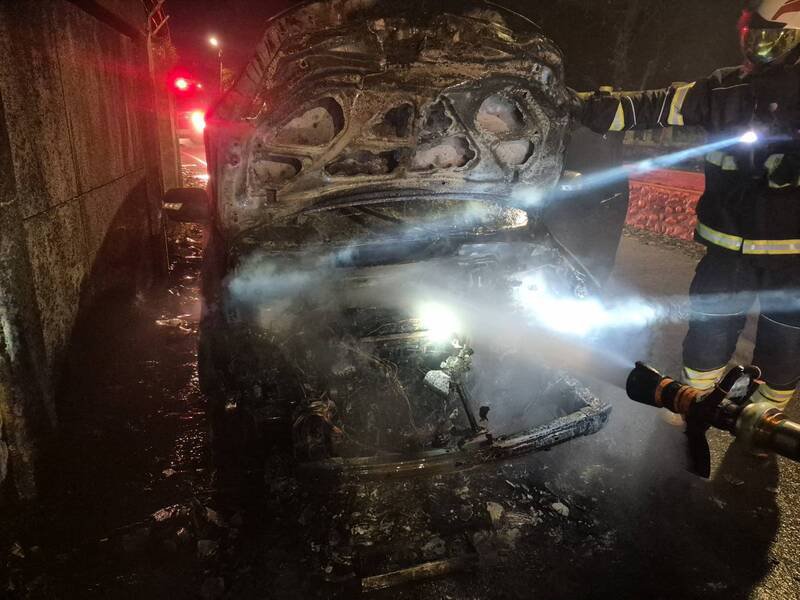 消防单位获报赶抵灭火。（图由桃园市消防局提供）