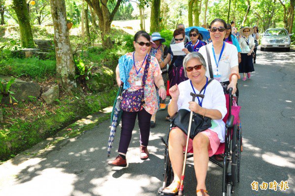 72岁刘莲阿嬷（前排右）因中风多年经常独居在家，在布老志工协助下终于有机会到户外享受阳光。（记者张安荞摄）