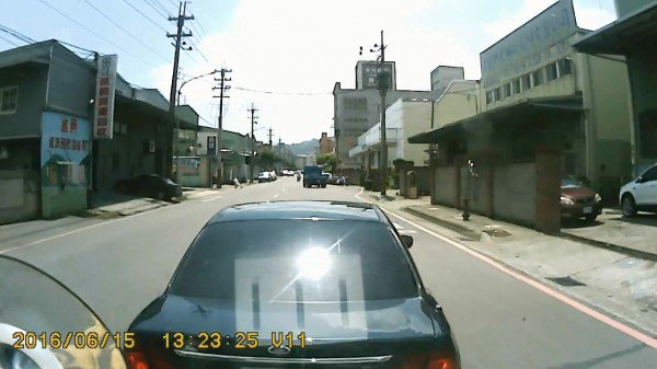 郑男急煞逼车造成碰撞。（记者余衡翻摄，取自脸书爆料公社）