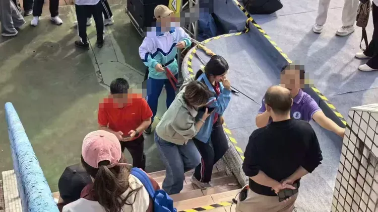 广东高中运动会开幕射箭表演 一箭射入女生脸部