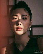 勇!「世界第一美女」NANA遭劫财 和母亲联手压制歹徒