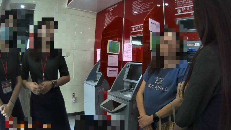 经众人劝说，女子才放弃解除定存，保住250万积蓄。（警方提供）