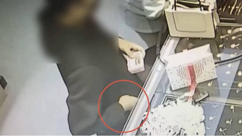 歹徒以偷天换日手法，窃走陈姓女大生的金手链。（民众提供）