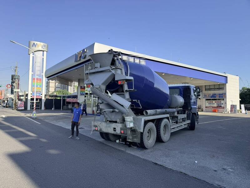 预拌水泥车撞倒老妇。（读者提供）