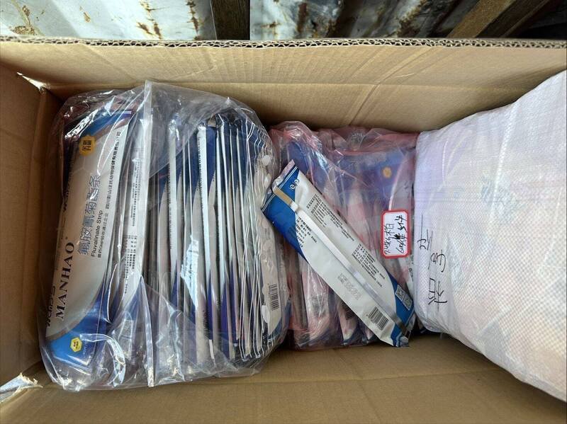 海巡署金马澎分署第9（金门）岸巡队料罗商港安检所14日执行货物拆检时，罕见查获中国农药（氟胺氰菊酯条）1批200包。（金门岸巡队提供）