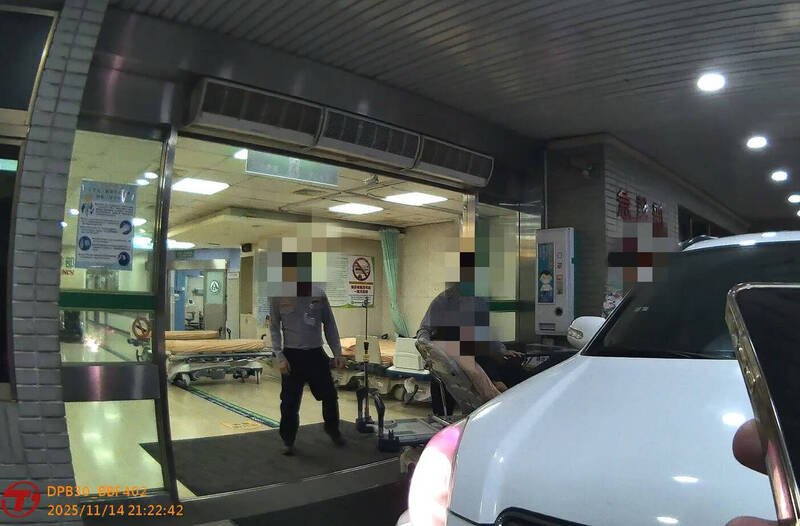 警方协助民众让孕妇交由医护人员处理。（警方提供）