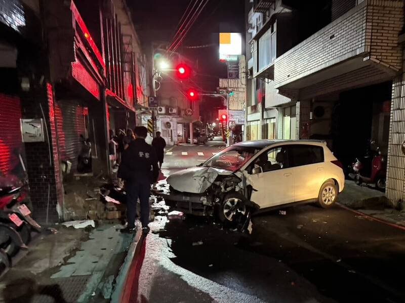 车头严重受创。（记者林嘉东翻摄）