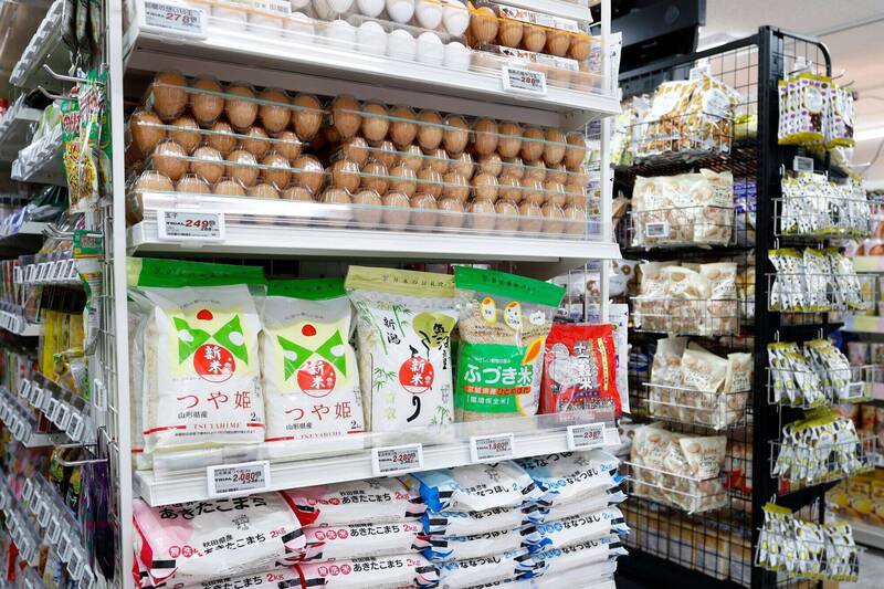 日本政府调查显示，截至本月5日为止，日本超市米的平均售价再创新高。（彭博）