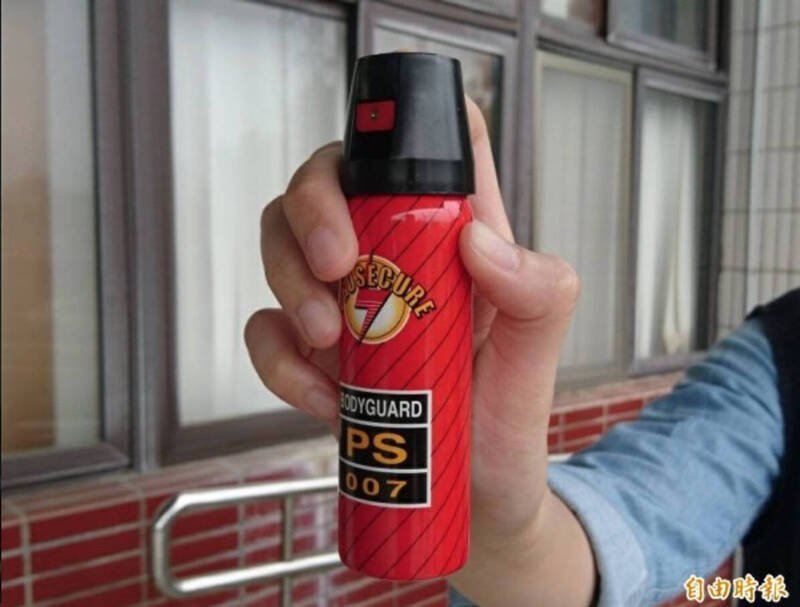 台南庄姓男子在自家门前与邻居口角，见邻居手伸过铁门，拿辣椒水朝脸喷洒致眼伤，一审判拘役10日，高院驳回上诉。示意图。（资料照）