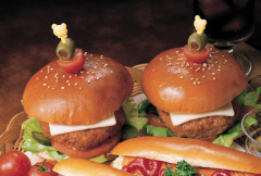 开玩笑变悲剧!22岁男「整颗吞汉堡」 2分钟无呼吸倒地命危