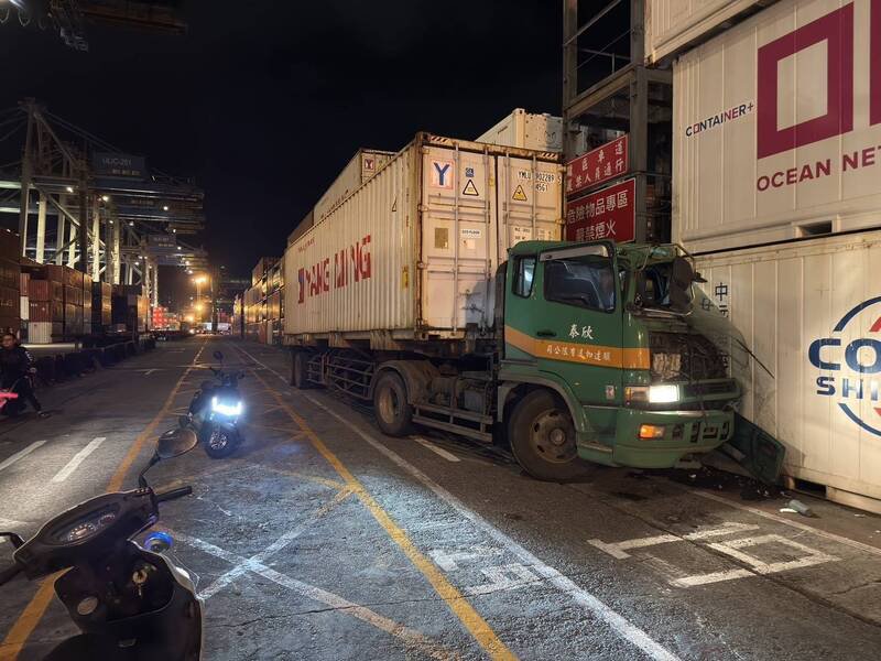 辜男今晚驾驶货柜车行经基隆港东岸9号码头联兴柜场时，失控擦撞柜场内乙只货柜，受困在驾驶座近1小时才脱困，还好仅脚部受伤。（记者林嘉东翻摄）