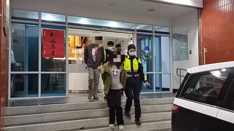 李女、张男被警方送办。（记者徐圣伦翻摄）
