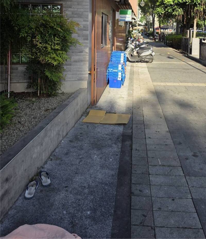 傅男被发现仰躺在超商外，明显死亡未送医。（民众提供）